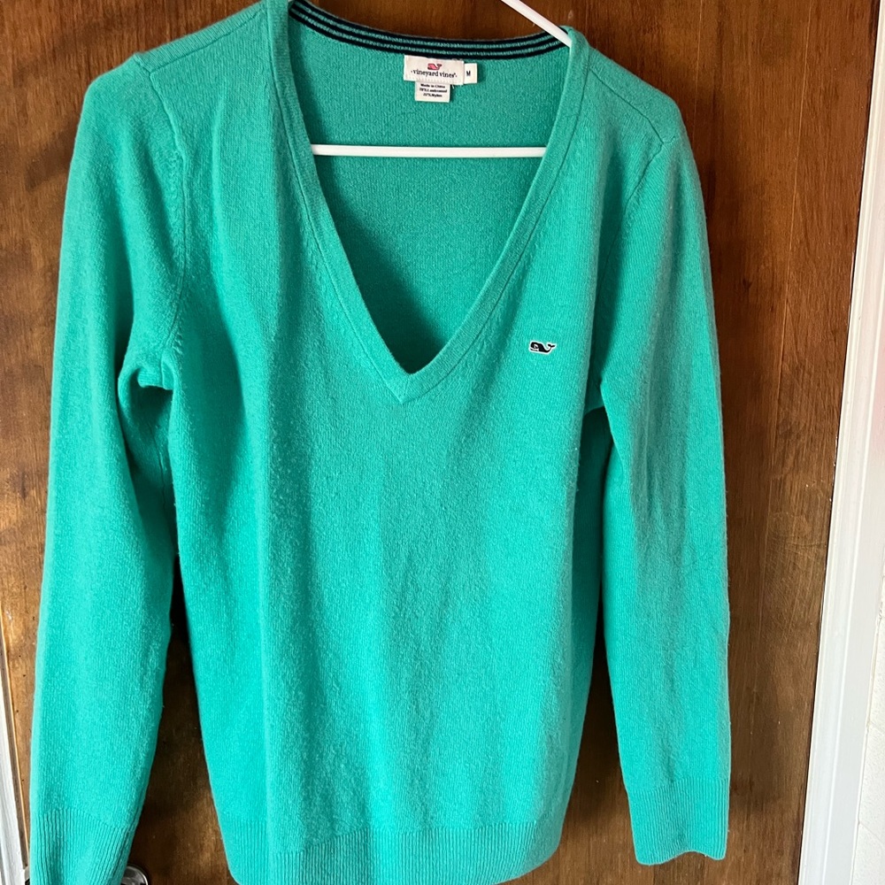 Vineyard Vines V-neck sweater medium